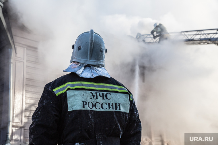 В крупнейшем районе Екатеринбурга горит центр культуры. ФОТО