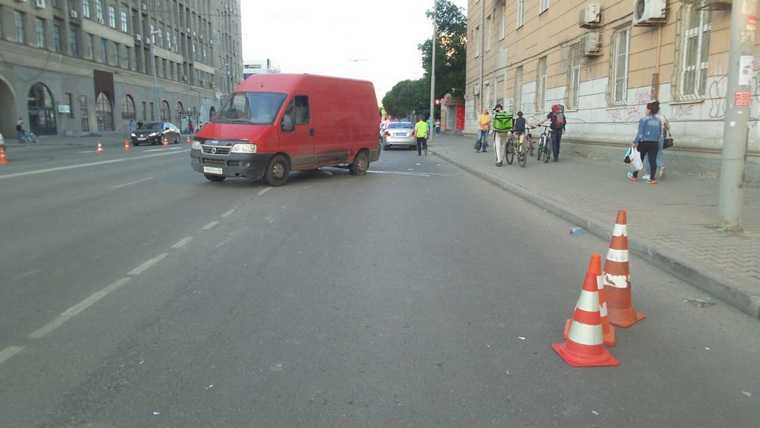 В Екатеринбурге микроавтобус сшиб людей на пешеходном переходе. Раненые в тяжелом состоянии. ФОТО