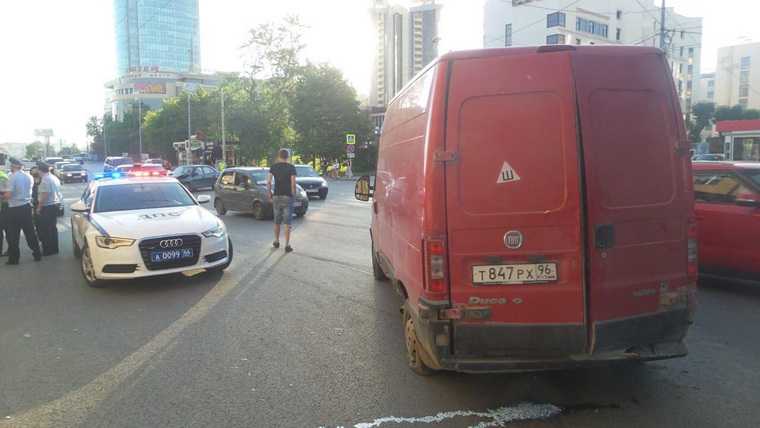 В Екатеринбурге микроавтобус сшиб людей на пешеходном переходе. Раненые в тяжелом состоянии. ФОТО