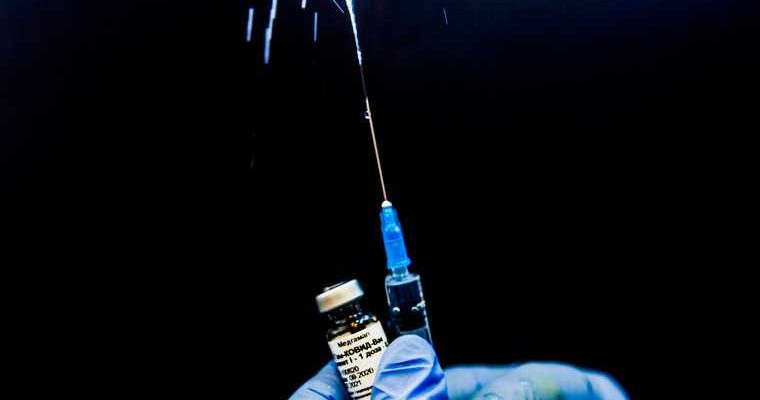 В Тюмени будут ставить поддельную вакцину