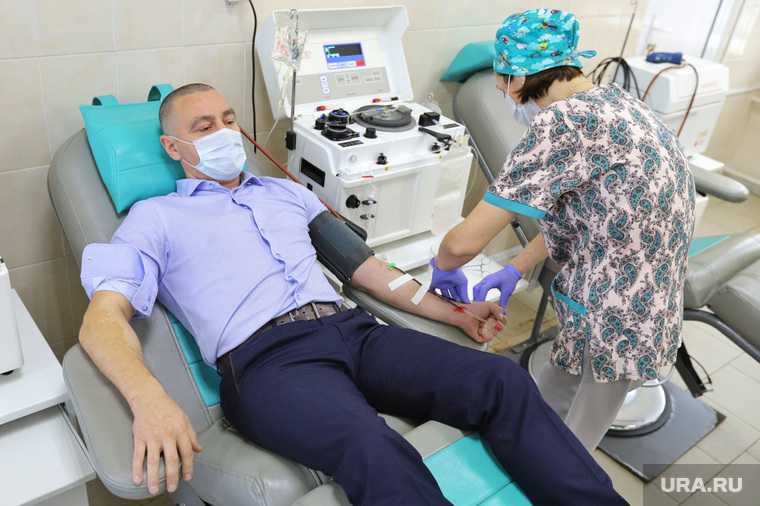 Депутат областной думы Александр Ильтяков в центре переливания крови. Курган 