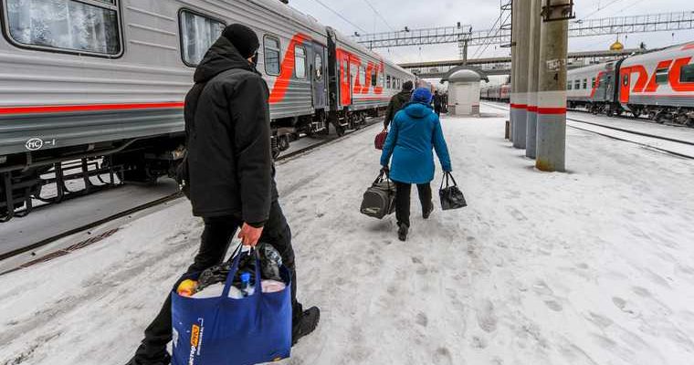 Жители ЯНАО замерзают в ожидании поездов. РЖД закрыли кассу. Харп