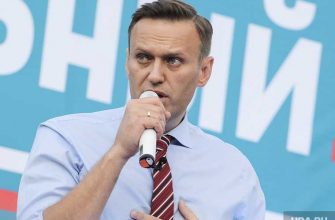 Навальный слушает гимн
