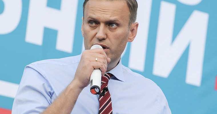 Навальный слушает гимн