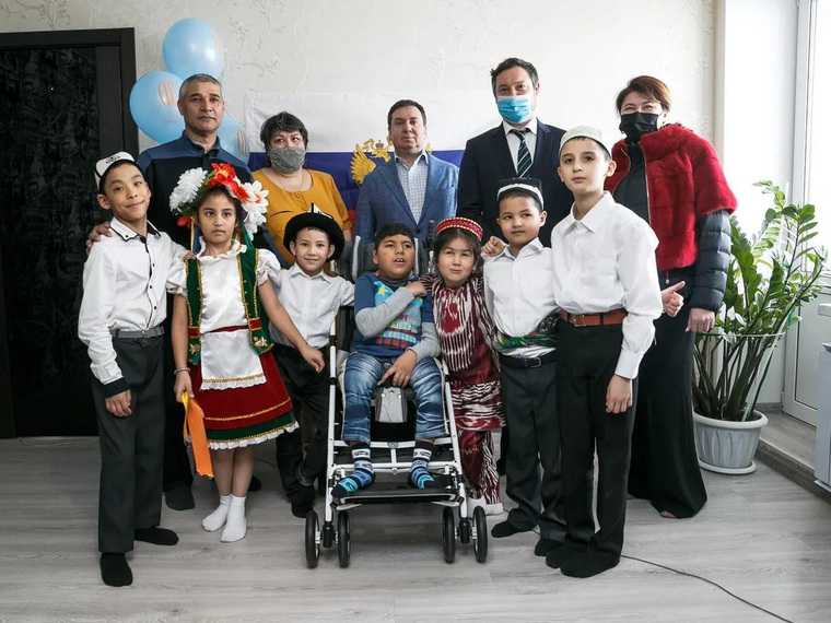 Свердловская семья с 8 детьми получила квартиру в подарок