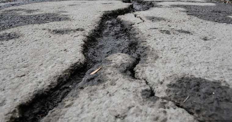 новости хмао Коммунистический — Унъюган участок дороги дорога развалилась большая огромная трещина 50 метров построили за 5 млрд за 4