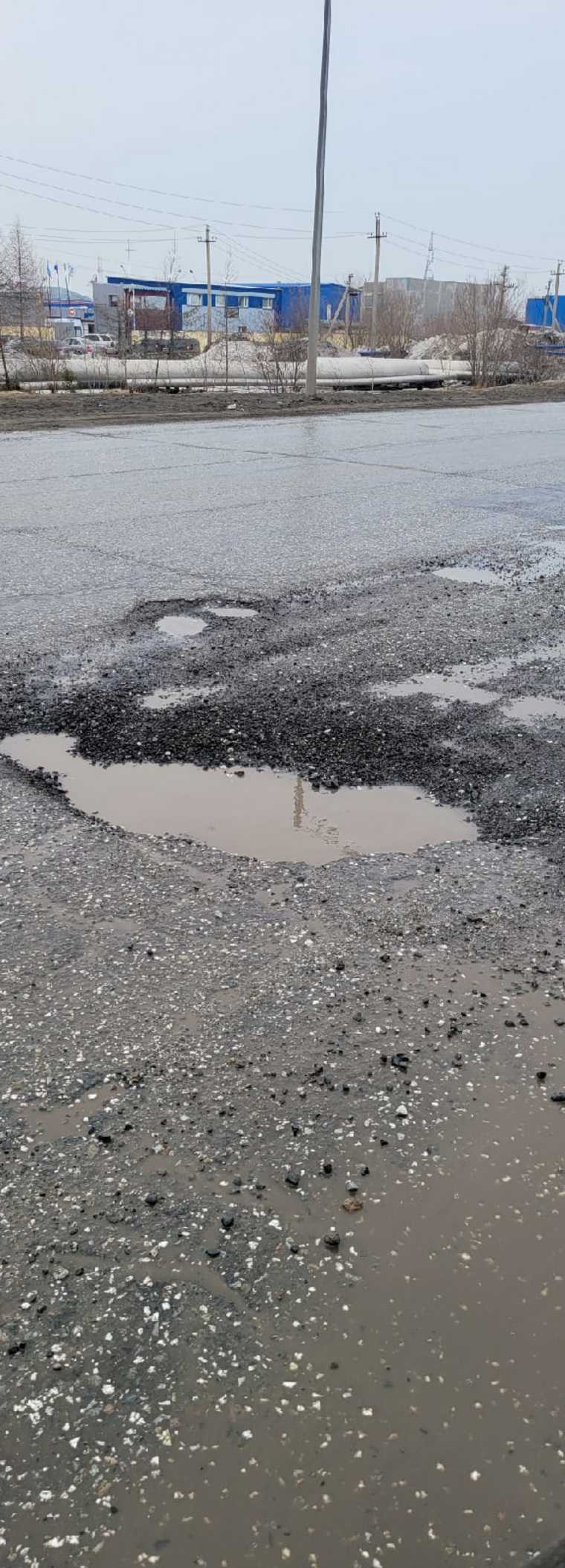 Через два дня после ремонта на дороге в ЯНАО образовались выбоины. Фото