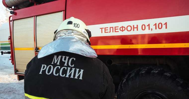 Крупный пожар произошел на заводе на юге России