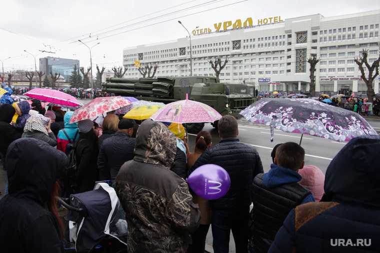 Погода в перми на май 2024. Шествие зонтиков. Парад зонтиков 2022. Холод в Перми. Прошел парад зонтиков.