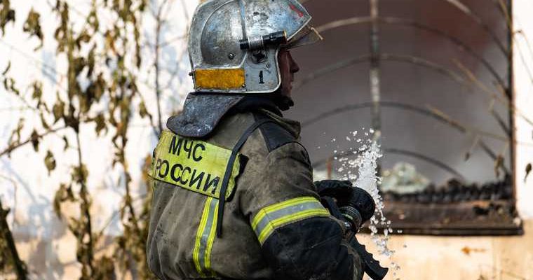 Екатеринбурге загорелись частные дома