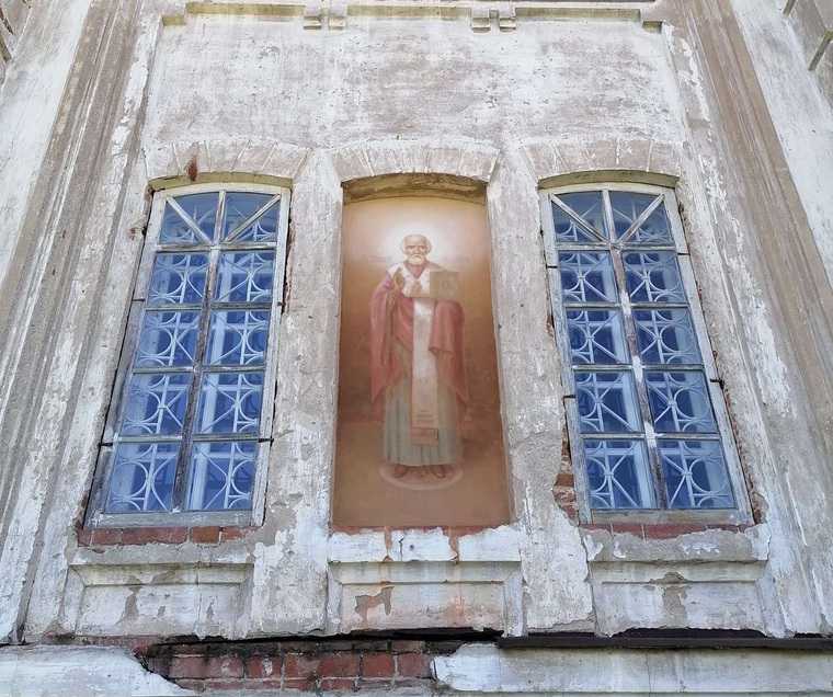 В курганском женском монастыре исчезают уникальные фрески. Фото