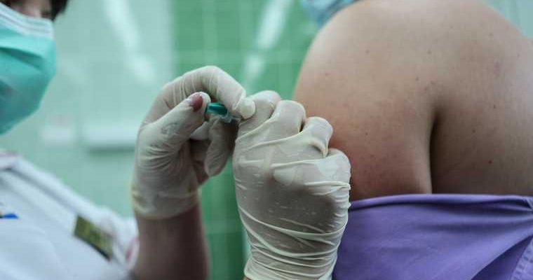 Жителям Тобольска начали платить за вакцинацию