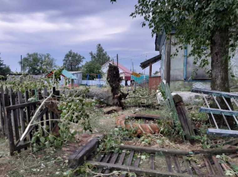 Град повредил дома в курганской деревне. Фото
